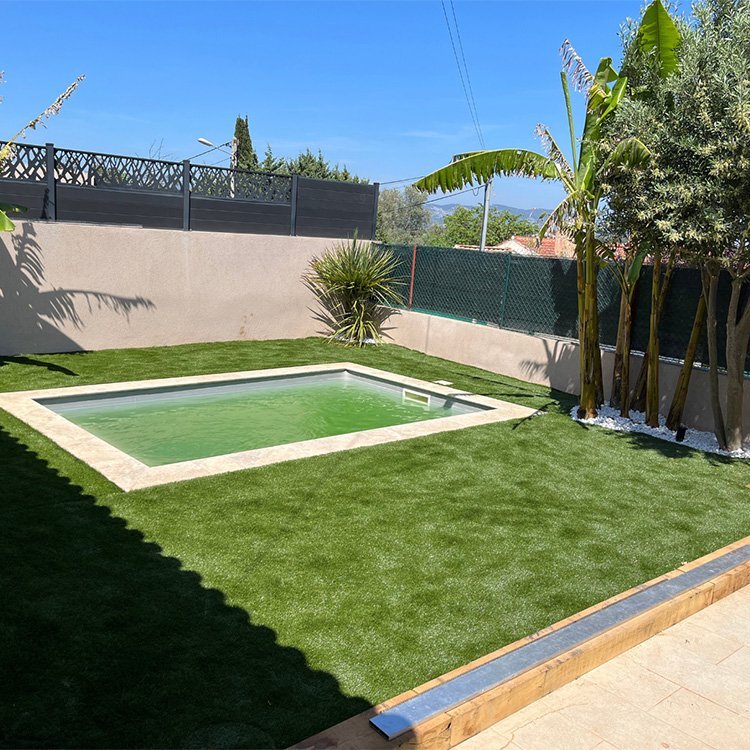 Pose de gazon synthétique © Le Castor des Pins Pose de gazon synthétique © Le Castor des Pins