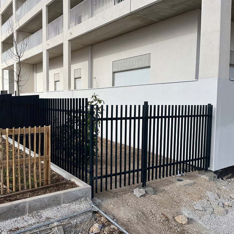 Pose de clôture et de portail © Le Castor des Pins Pose de clôture et de portail © Le Castor des Pins