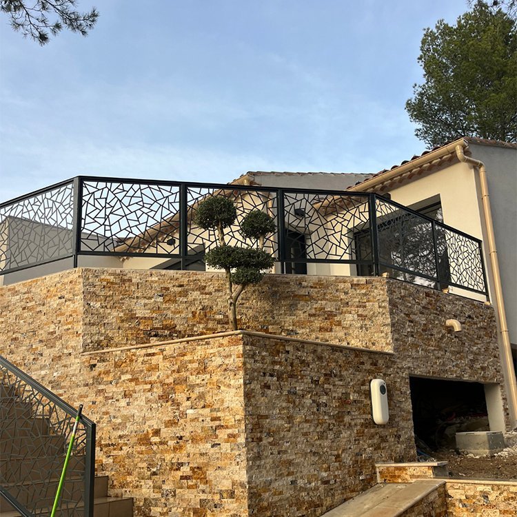 Pose de barrière © Le Castor des Pins Pose de barrière © Le Castor des Pins