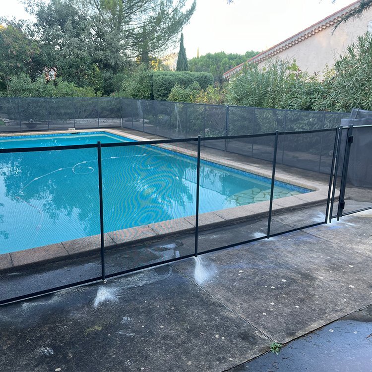 Pose de clôture de piscine © Le Castor des Pins Pose de clôture de piscine © Le Castor des Pins