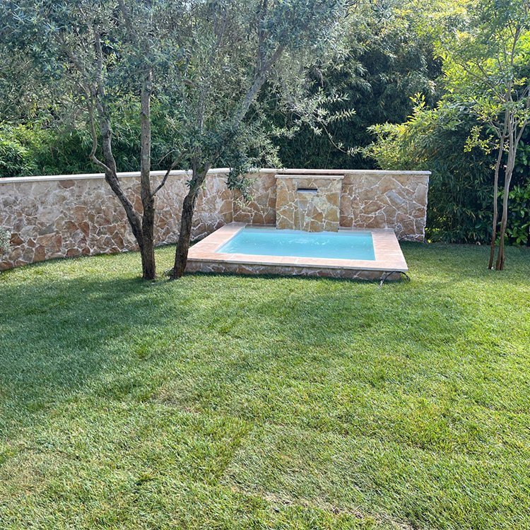 Pose de gazon © Le Castor des Pins Pose de gazon © Le Castor des Pins